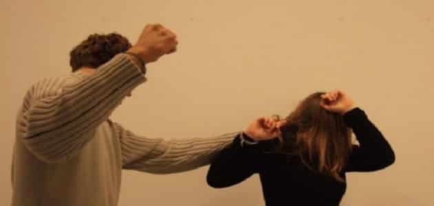 رجل أسود يضربني